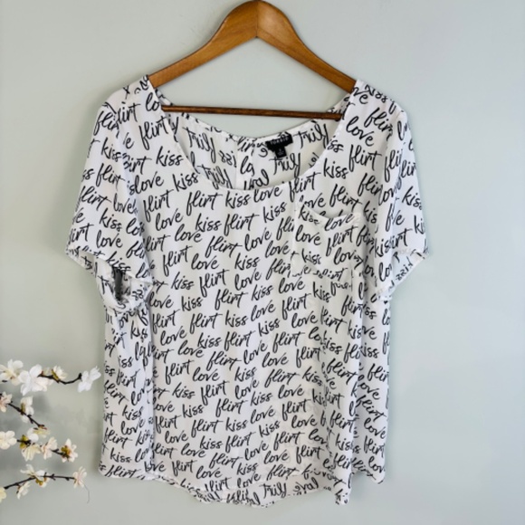 Torrid Love Flirt Kiss Button Back Blouse Size 2X - Picture 4 of 6